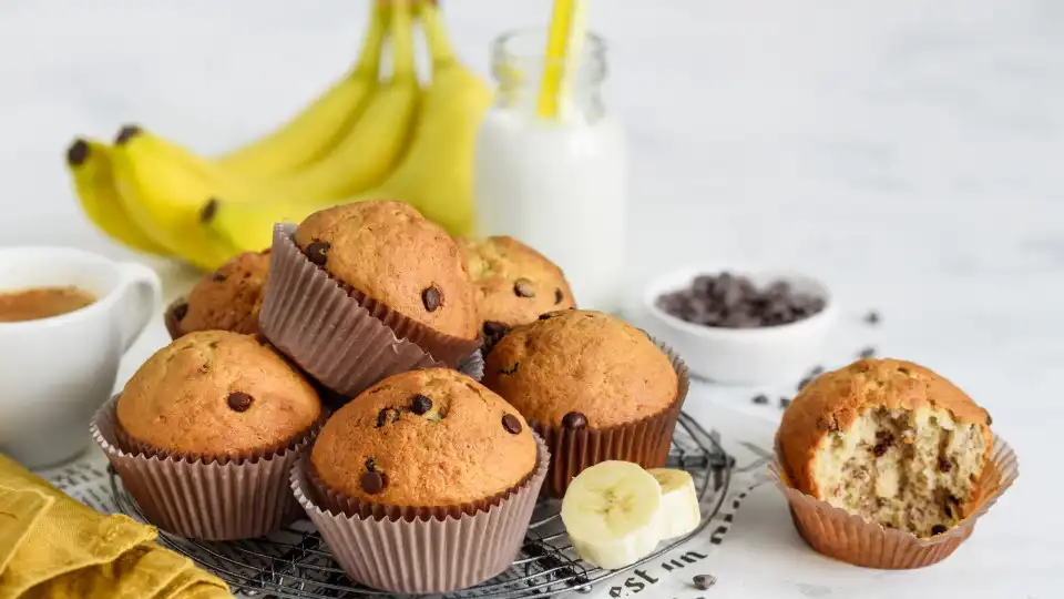 Receita de muffins de banana, aveia e pepitas de chocolate 'fit' 