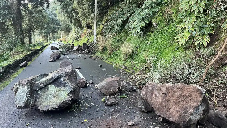 Terceira. Estrada encerrada temporariamente devido a derrocada após sismo