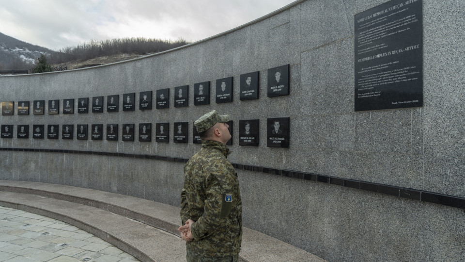 Kosovo lembra massacre de 1999 e critica Sérvia por não pedir desculpa