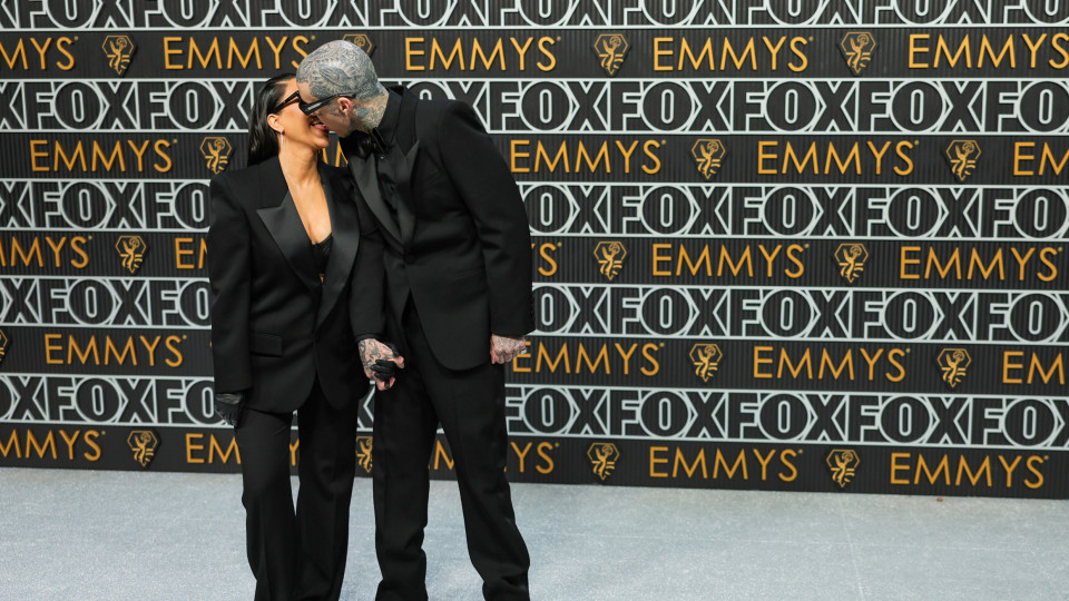 Kourtney Kardashian e Travis Barker na 1.ª 'red carpet' após bebé nascer 