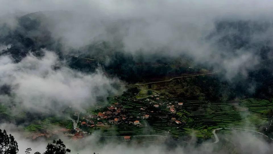 Aldeia de Sistelo, "o Tibete português", captada por entre as nuvens
