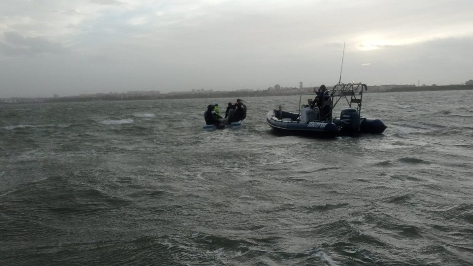 Moita. Treze pessoas resgatadas de embarcação "em dificuldades" em praia