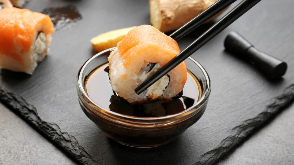 Abusa no molho de soja quando come sushi? O melhor é reduzir