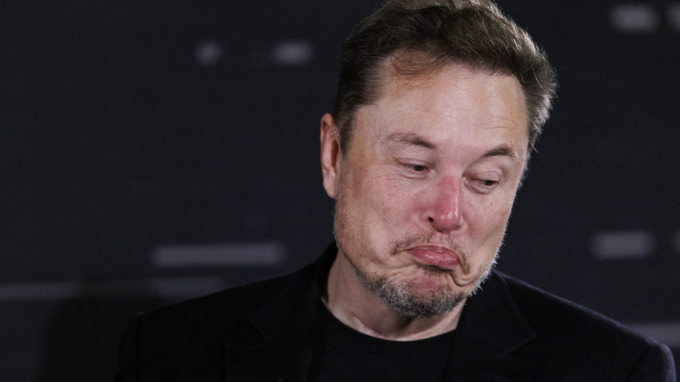 Elon Musk usa conta secreta no X onde se faz passar pelo filho de 3 anos