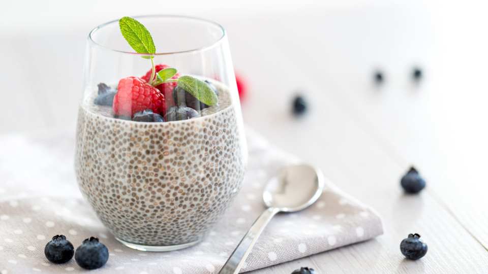 Fácil, fácil. Receita saudável de pudim de chia e frutos silvestres