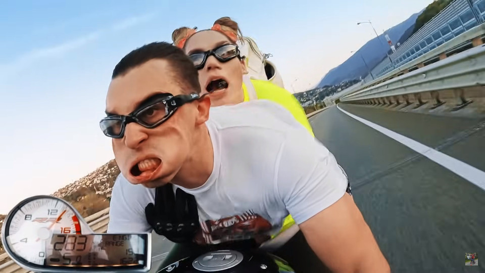 Youtuber russo filma-se sem capacete a 300 km/h