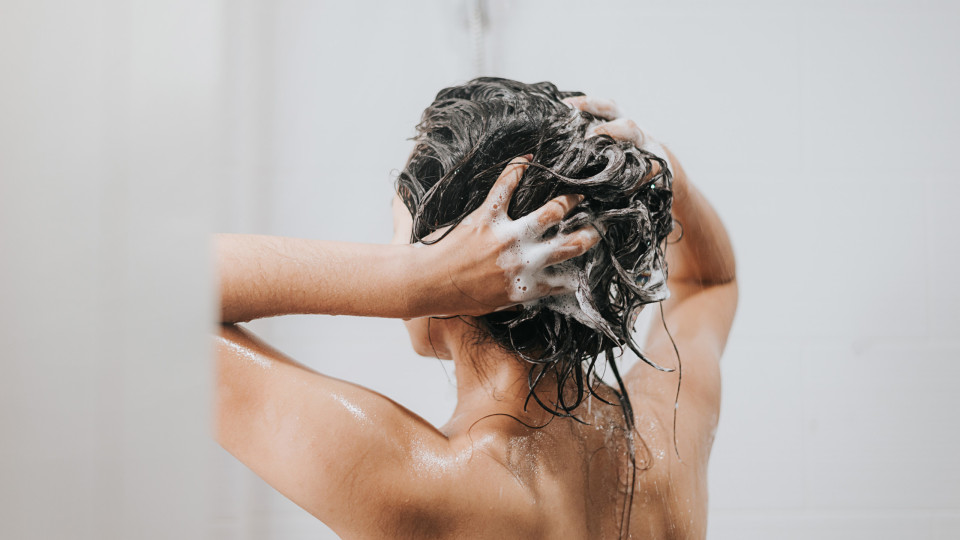 É muito provável que esteja a cometer este erro quando lava o cabelo