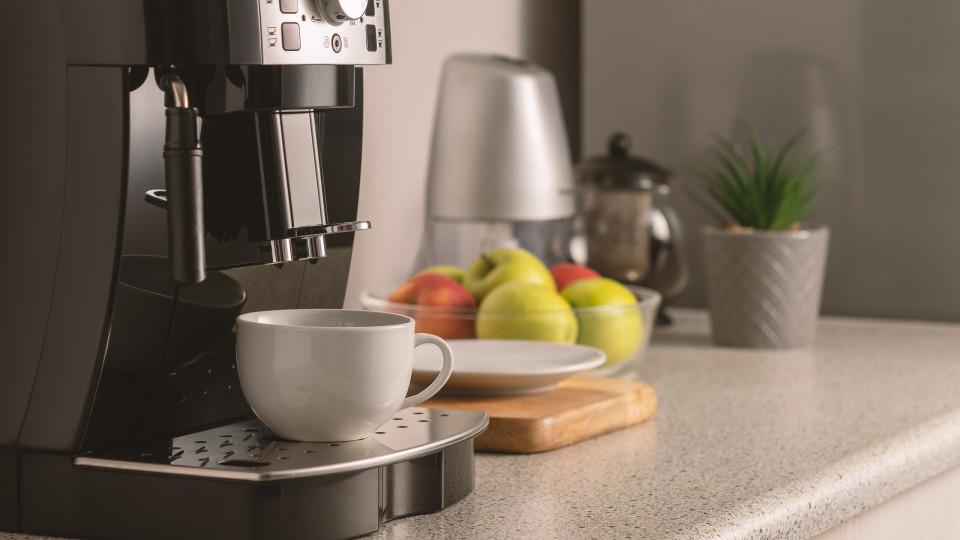 Máquinas de café podem acumular mais bactérias do que uma sanita. Sabia?