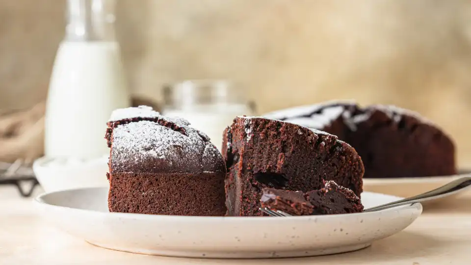 Não precisa de sujar muita loiça para fazer um bolo de chocolate