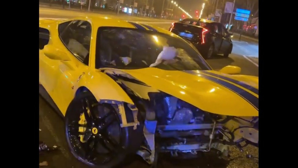 Ferrari fica completamente destruído nas ruas de Madrid