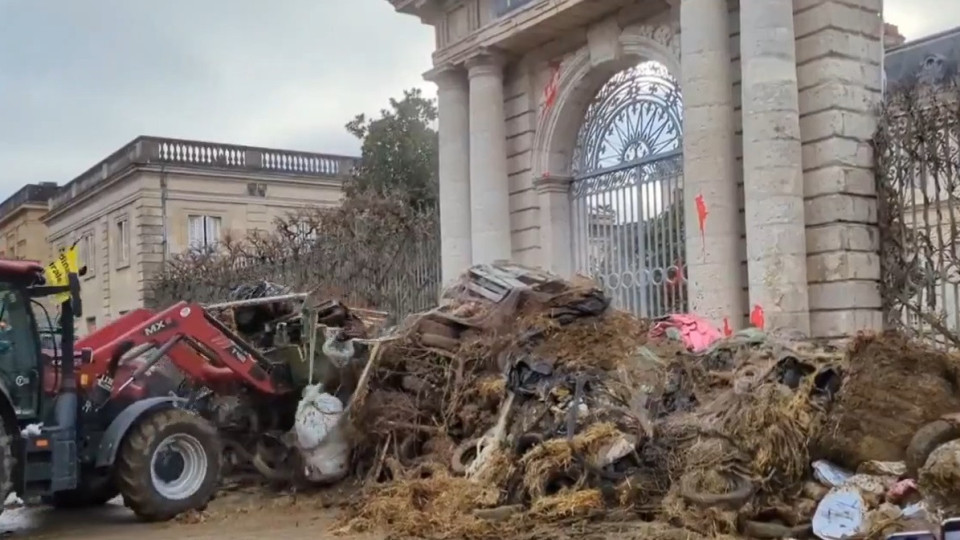 Agricultores em protesto em França despejam estrume em frente a edifício