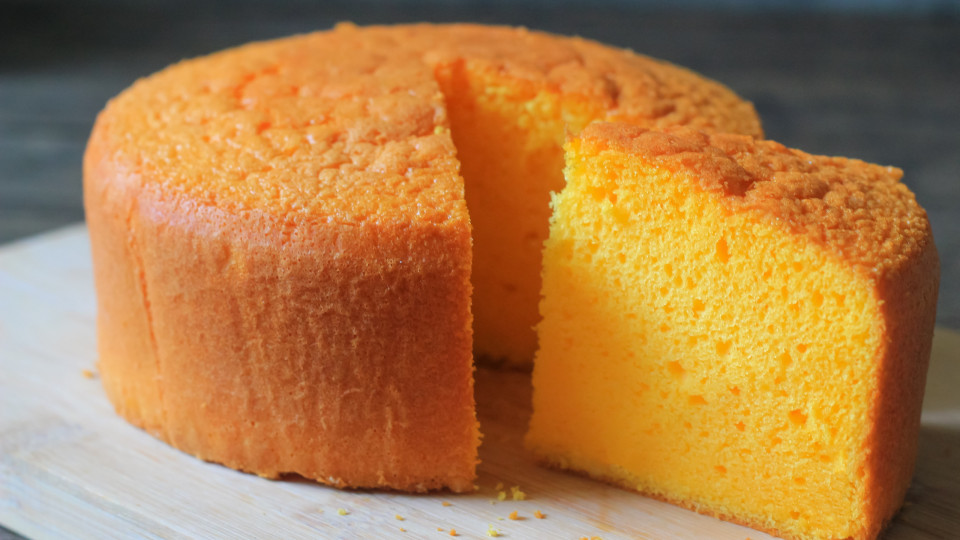 Este bolo de laranja e iogurte saudável cheira bem e sabe ainda melhor