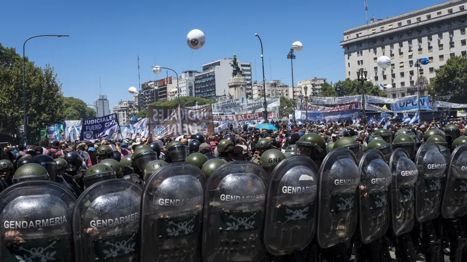 Greve contra reformas na Argentina com baixa adesão (e protesto sindical)