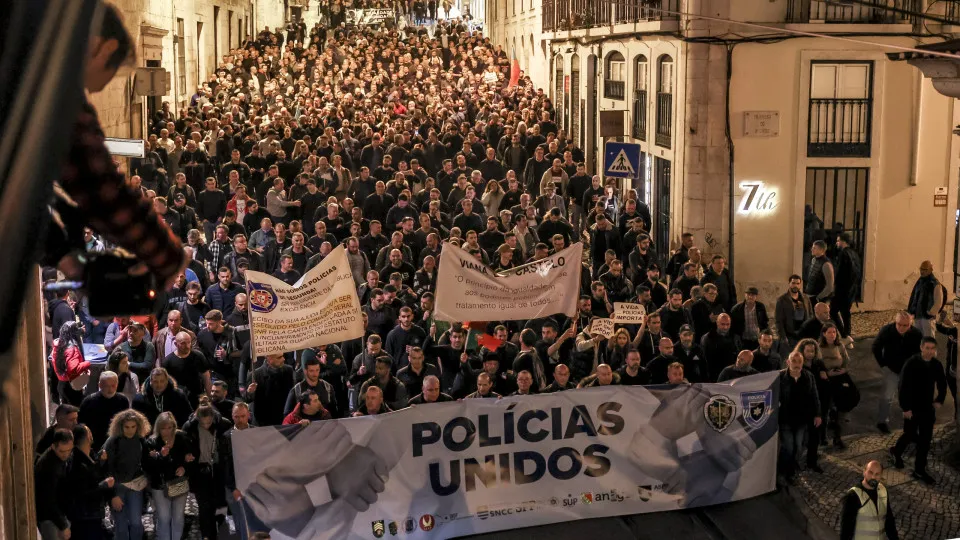 Sindicatos da PSP adiam protesto, mas marcam presença nas galerias da AR