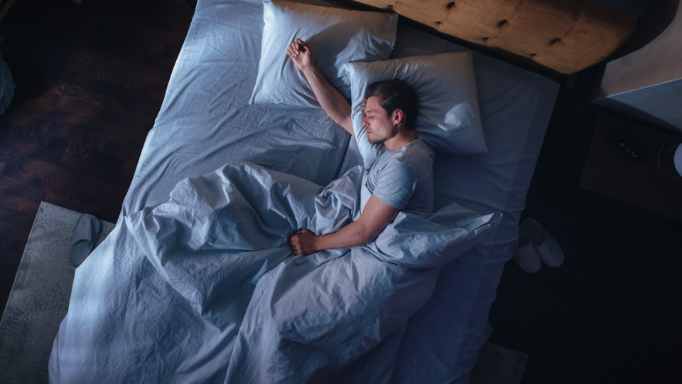 Há um truque que ajuda a adormecer num instante (é simples!) 