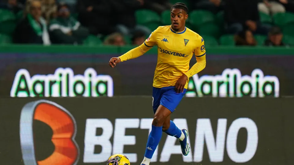 LISBON, PORTUGAL - JANUARY 5:  Wagner Pina of GD Estoril Praia in action during the Liga Portugal Betclic match between Sporting CP and GD Estoril Praia at Estadio Jose Alvalade on January 5, 2024 in Lisbon, Portugal.  (Photo by Gualter Fatia/Getty Images