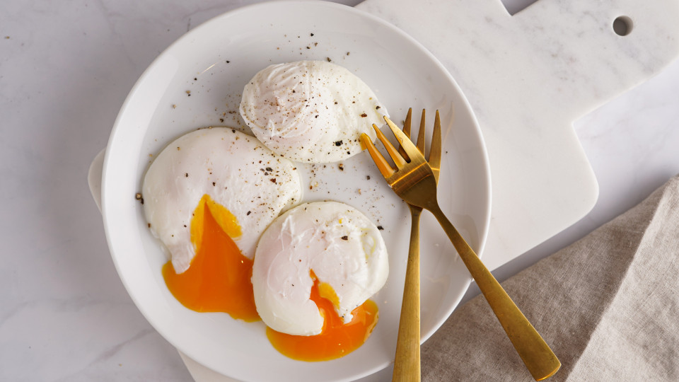 Tem dificuldade em fazer ovos escalfados? Siga estas dicas 