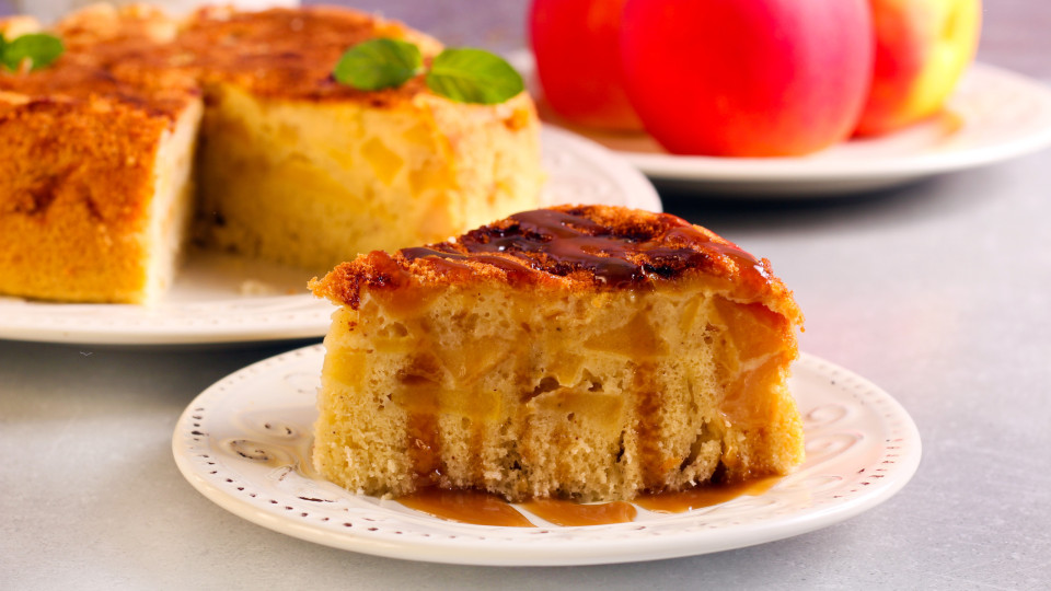 O lanche promete com este bolo de maçã e molho de caramelo