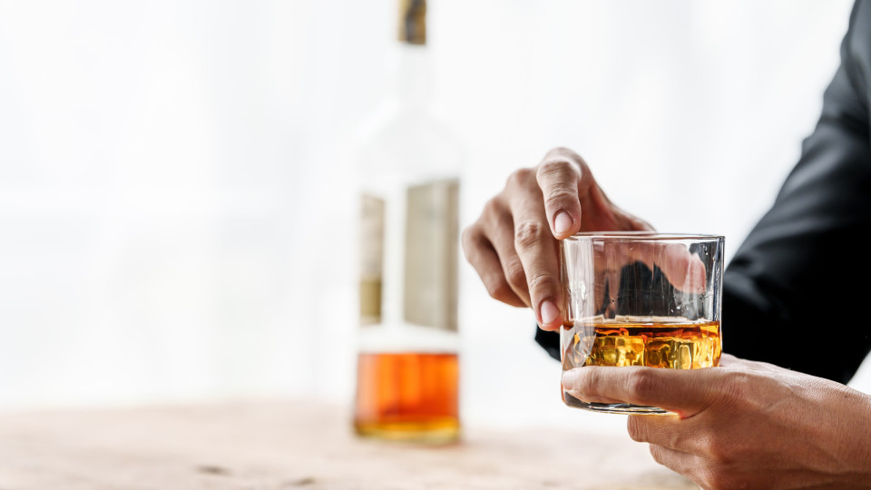 Médico revela o que acontece ao nosso fígado quando bebemos álcool