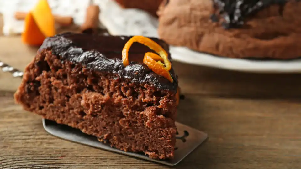 Ninguém resiste a uma fatia (ou duas) deste bolo de chocolate com laranja