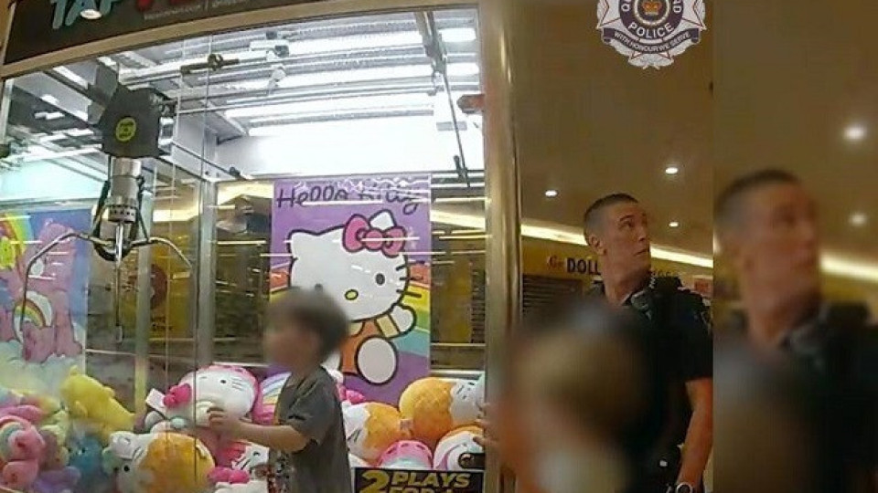"Ganhaste prémio!" Polícia resgata menino preso em máquina de brinquedos