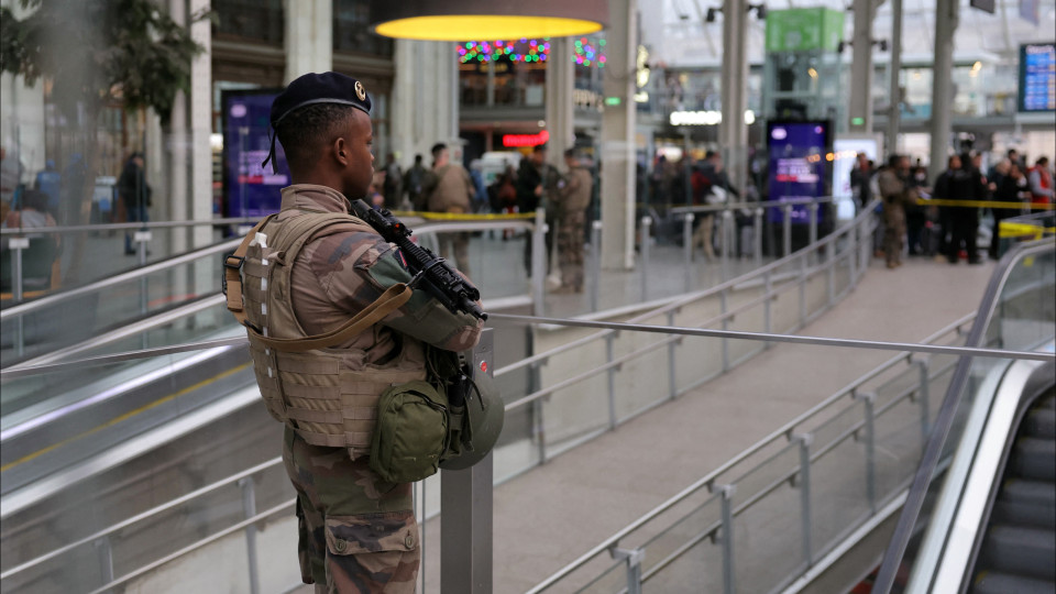 Três feridos em ataque com faca na Gare de Lyon, em Paris. Há um detido