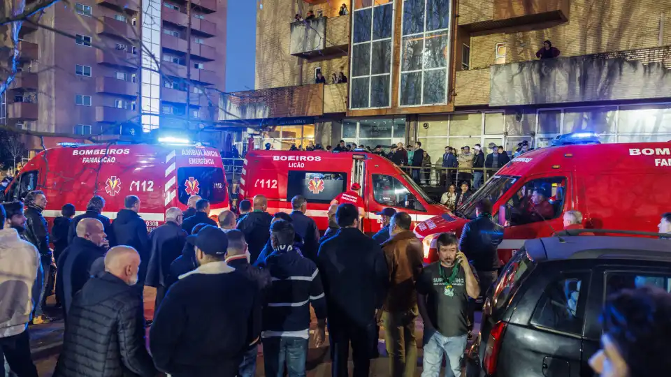 Caos total em Famalicão. Várias ambulâncias no exterior do estádio