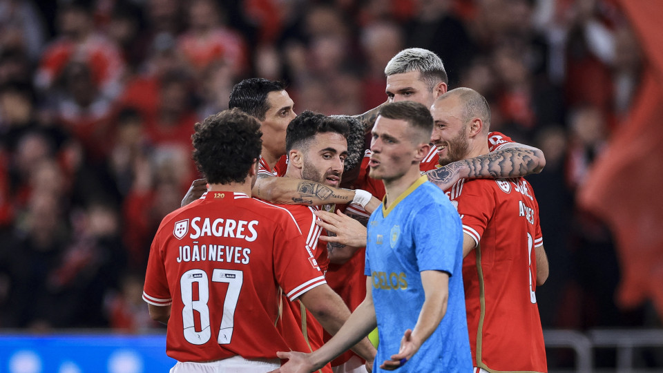 Benfica 'mete a sétima' e assume a liderança provisória do campeonato 