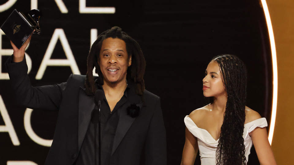 Jay-Z leva filha Blue Ivy ao palco dos prémios Grammy. Beyoncé na plateia