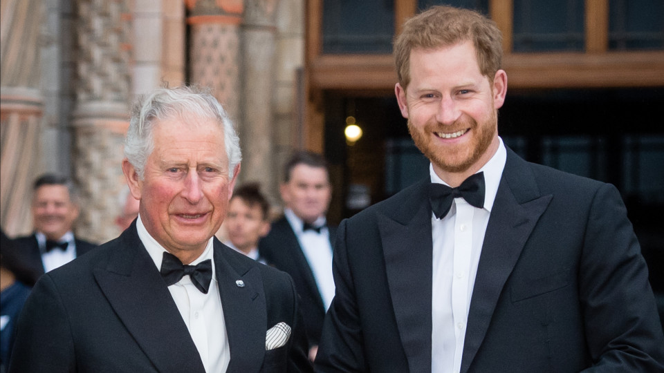 Rei Carlos III e Harry trabalham em reconciliação com "pequenos passos"