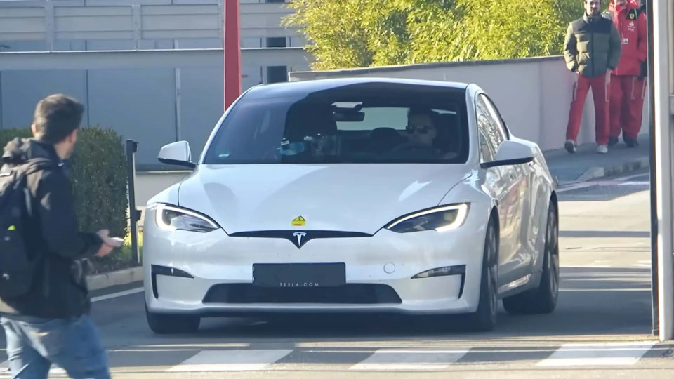 O que faz um Tesla a ser testado pela... Ferrari?