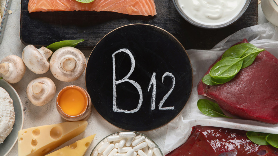 Benefícios de consumir alimentos (ou suplementos) ricos em vitamina B-12 