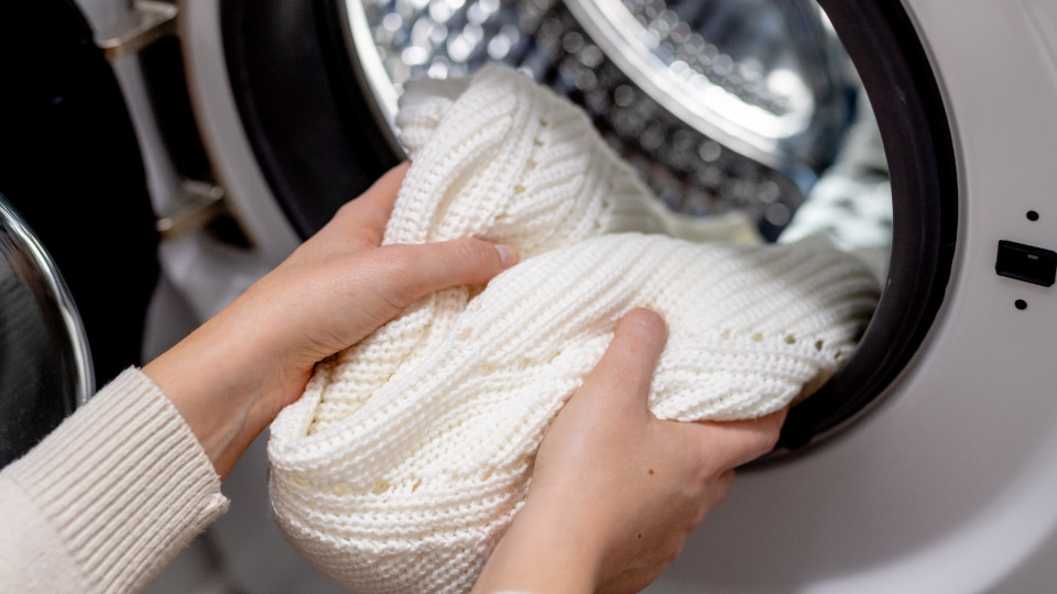 Como lavar as camisolas de lã na máquina (sem fazer estragos) 