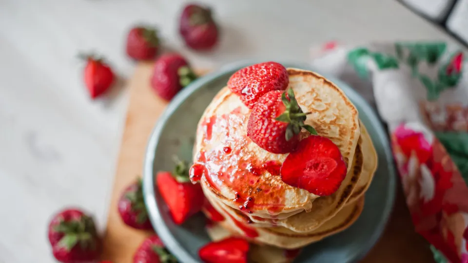 Receita divinal. Pode comer estas panquecas de morango sem sentir culpa