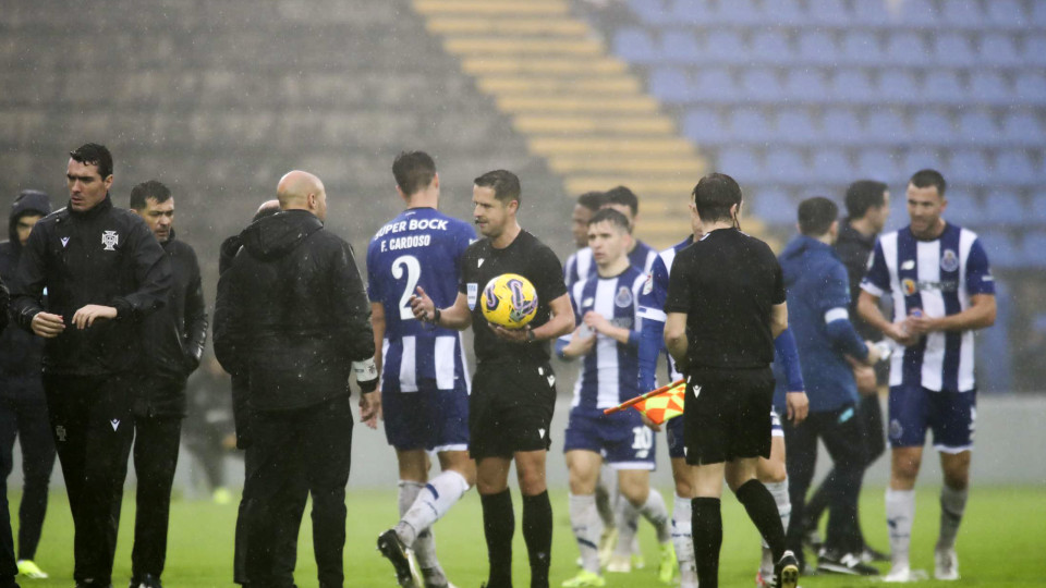 Lesão obriga a troca de árbitro no Santa Clara-FC Porto 