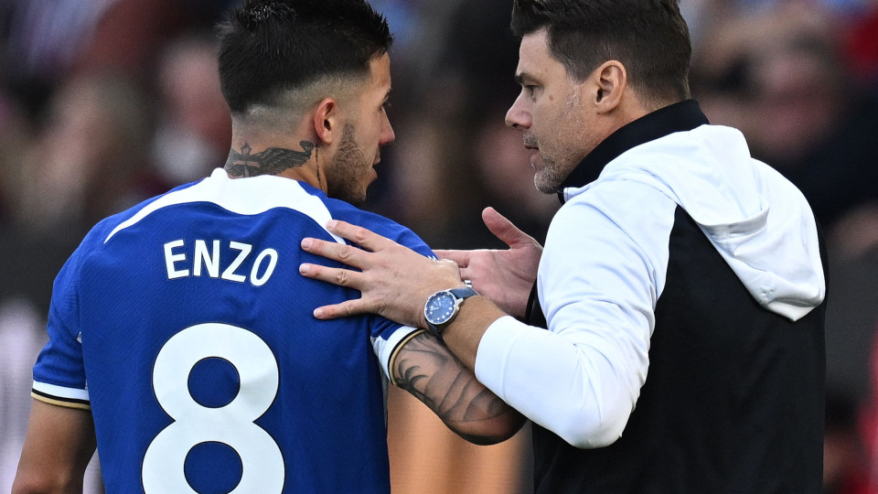 Enzo Fernández vai ser operado e não joga mais pelo Chelsea esta época