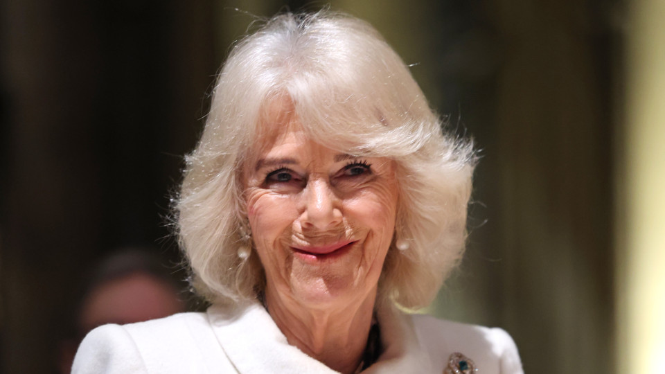 Camilla diz que Carlos III está "muito bem, dadas as circunstâncias"