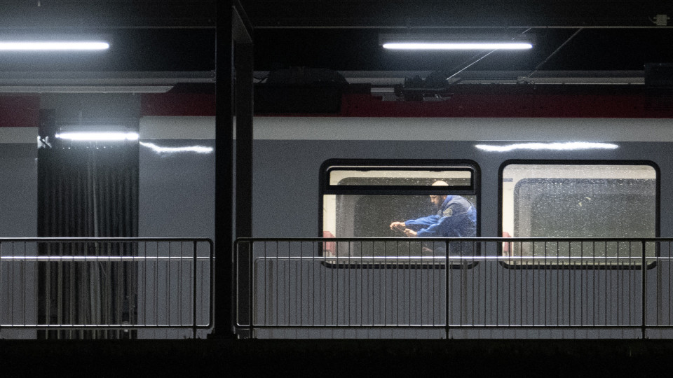 Passageiros feitos reféns em comboio na Suíça. Atacante abatido