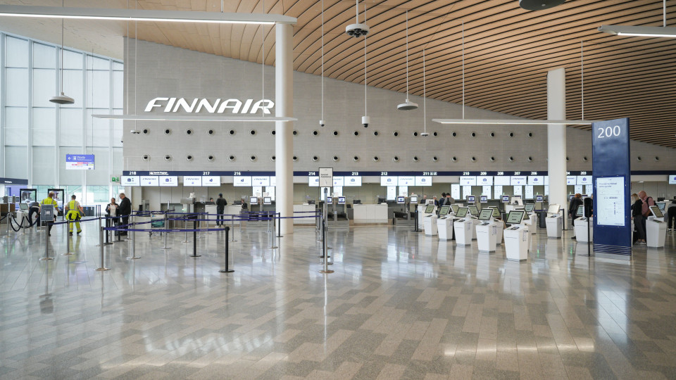 Companhia aérea finlandesa começa a pesar passageiros por "segurança"