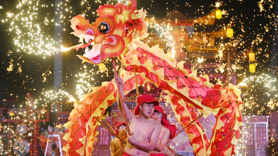 Novo Ano Lunar na Ásia começou hoje (com muita cor, desfiles e máscaras)
