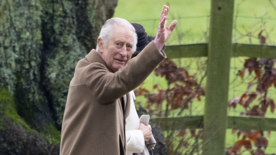 Carlos III reaparece em público após romper silêncio sobre o cancro