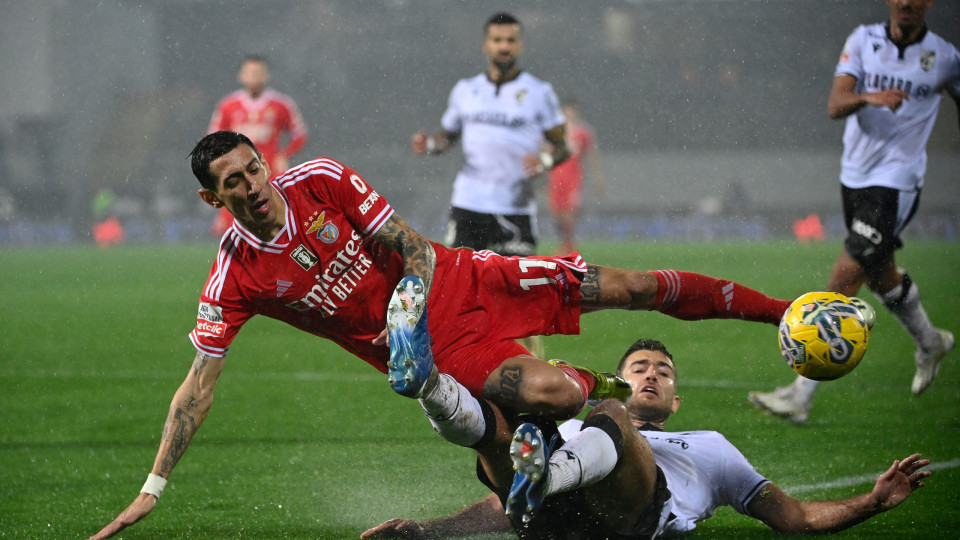 Arthur Cabral salva Benfica no dilúvio minhoto e águias seguram liderança