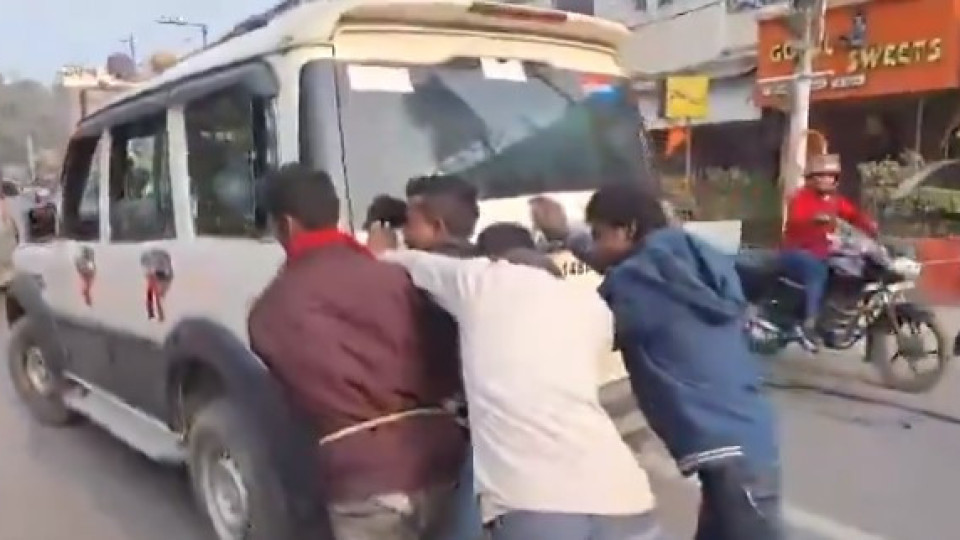Detidos obrigados a empurrar carro da polícia que ficou sem combustível