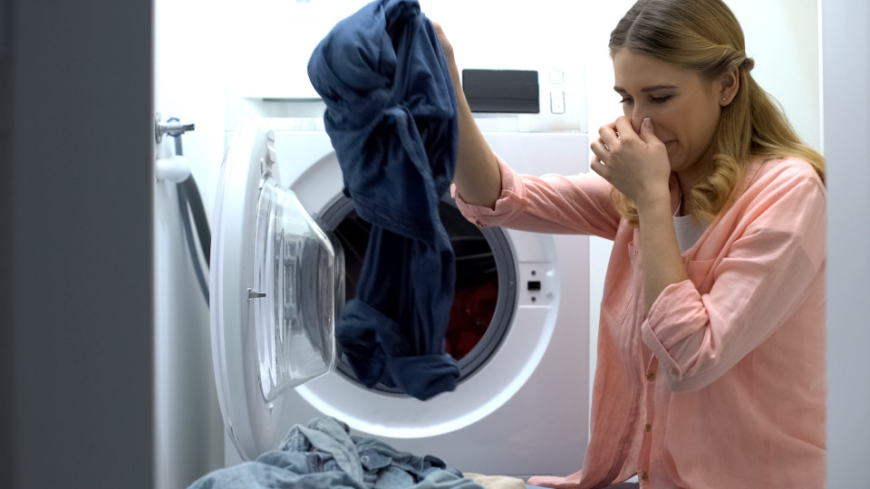 O que fazer quando a roupa sai da máquina de secar com cheiro estranho