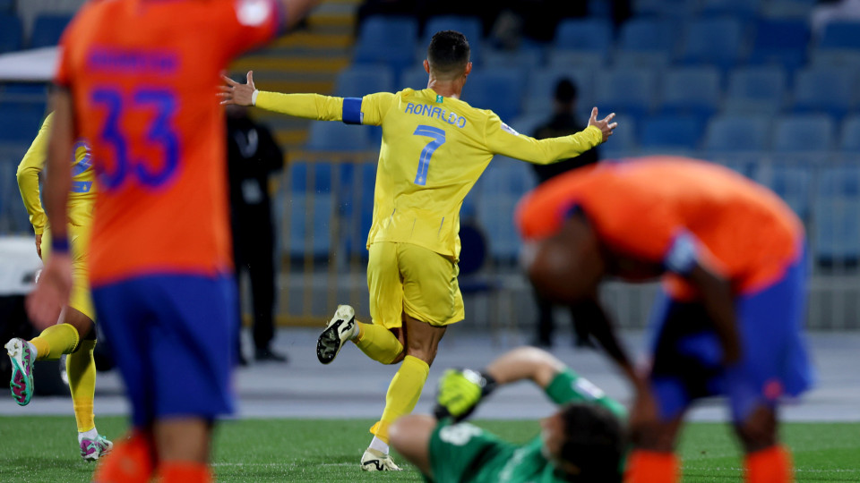 Cristiano Ronaldo resolve e deixa Al Nassr a um passo dos 'quartos'