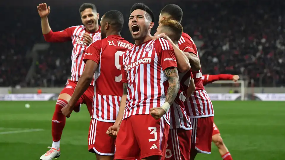 Olympiacos vence na estreia do novo treinador, com quatro portugueses