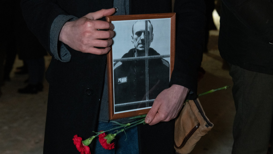 Corpo de Navalny já foi entregue à mãe. "Funeral ainda está pendente"