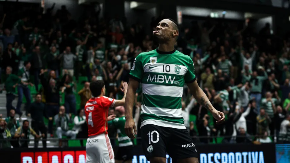 Sporting humilha Benfica em dérbi louco no João Rocha e chega-se ao trono