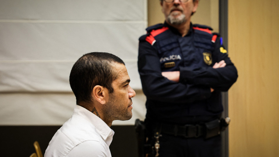 Barcelona retira estatuto de lenda a Dani Alves após ser condenado