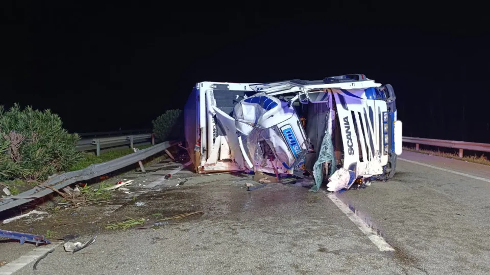 Despiste de camião na A1 em Albergaria. Ferido transportado ao hospital